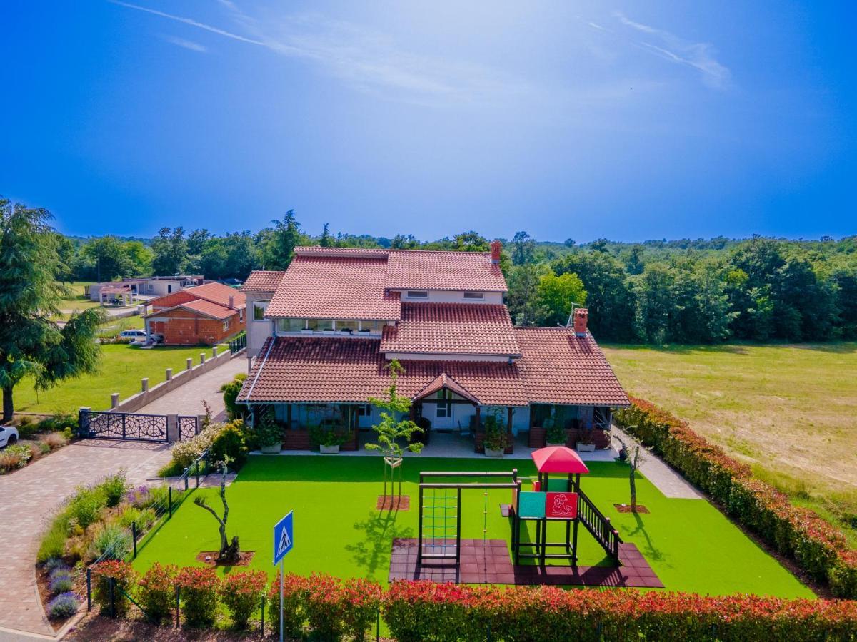 Guest House Flora Pazin Zewnętrze zdjęcie